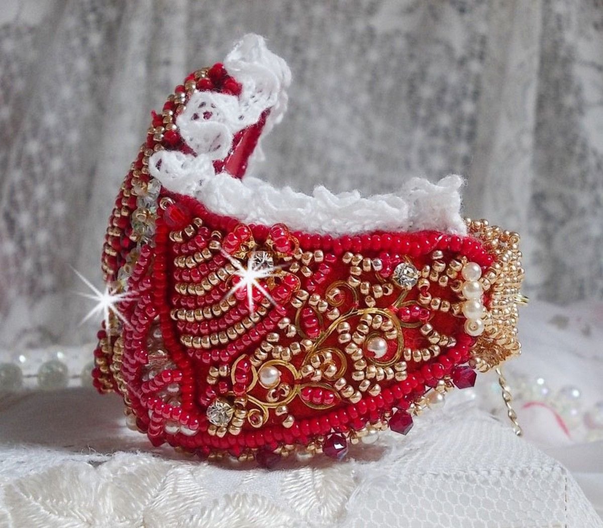 Nous Two Cuff Bracelet Haute-Couture broderad med Swarovski-kristaller, en oval röd glascabochon och fröpärlor