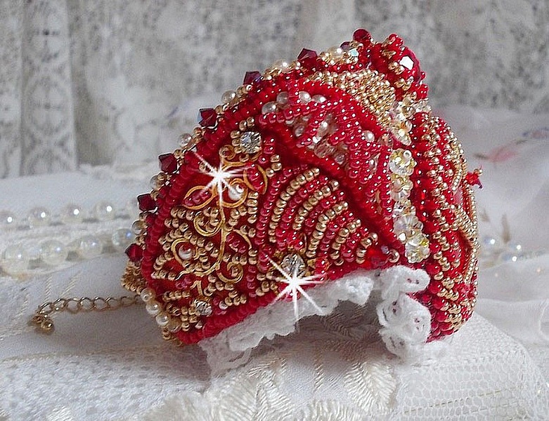 Nous Two Cuff Bracelet Haute-Couture broderad med Swarovski-kristaller, en oval r&ouml;d glascabochon och fr&ouml;p&auml;rlor