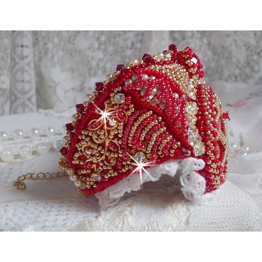 Nous Two Cuff Bracelet Haute-Couture broderad med Swarovski-kristaller, en oval röd glascabochon och fröpärlor