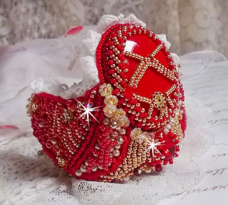 Nous Two Cuff Bracelet Haute-Couture broderad med Swarovski-kristaller, en oval röd glascabochon och fröpärlor