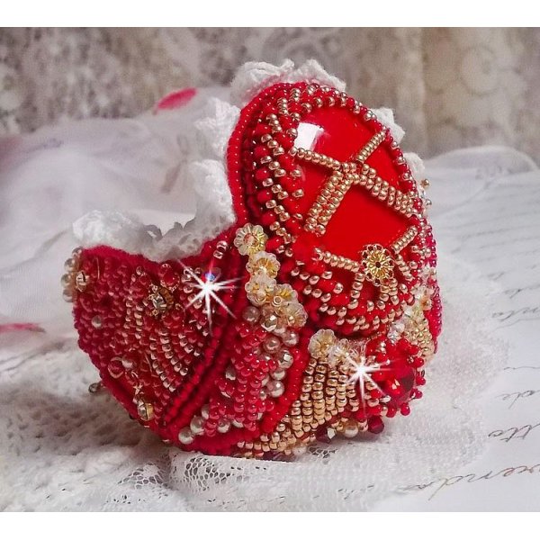 Nous Two Cuff Bracelet Haute-Couture broderad med Swarovski-kristaller, en oval röd glascabochon och fröpärlor