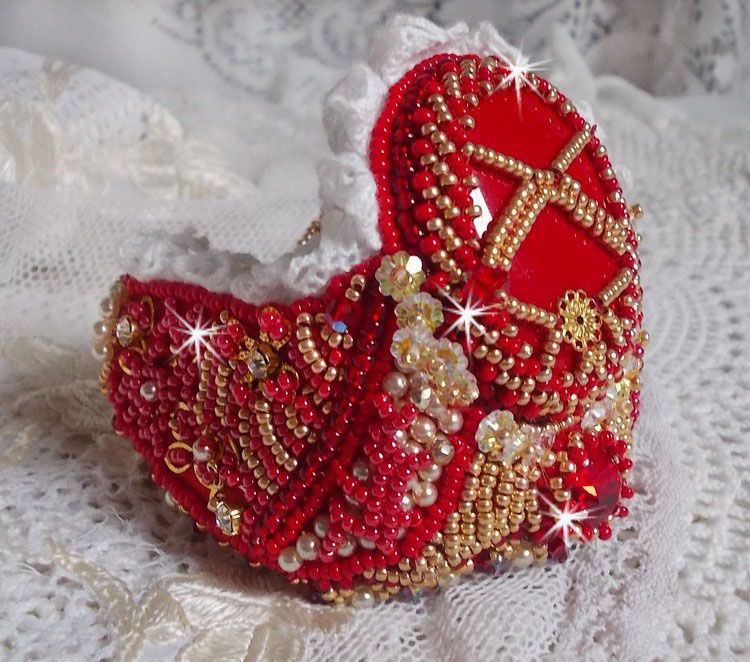 Nous Two Cuff Bracelet Haute-Couture broderad med Swarovski-kristaller, en oval röd glascabochon och fröpärlor