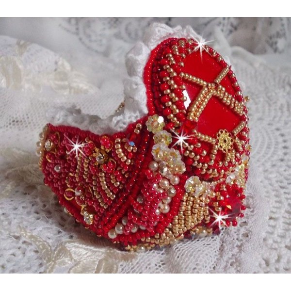 Nous Two Cuff Bracelet Haute-Couture broderad med Swarovski-kristaller, en oval röd glascabochon och fröpärlor