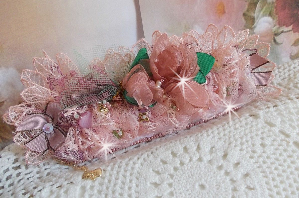 Douceur Poudrée-armband med fin rosa spets, Swarovski-kristaller, glaspärlor, fröpärlor och guldpläterade tillbehör.