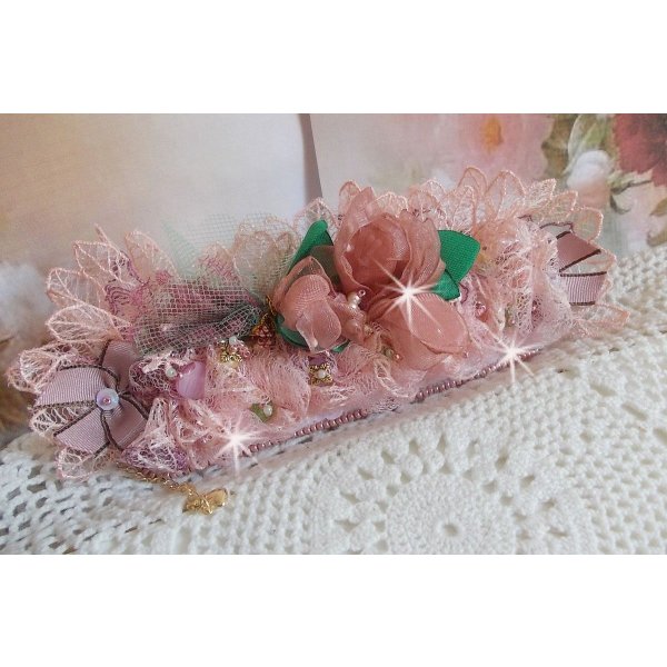 Douceur Poudrée-armband med fin rosa spets, Swarovski-kristaller, glaspärlor, fröpärlor och guldpläterade tillbehör.
