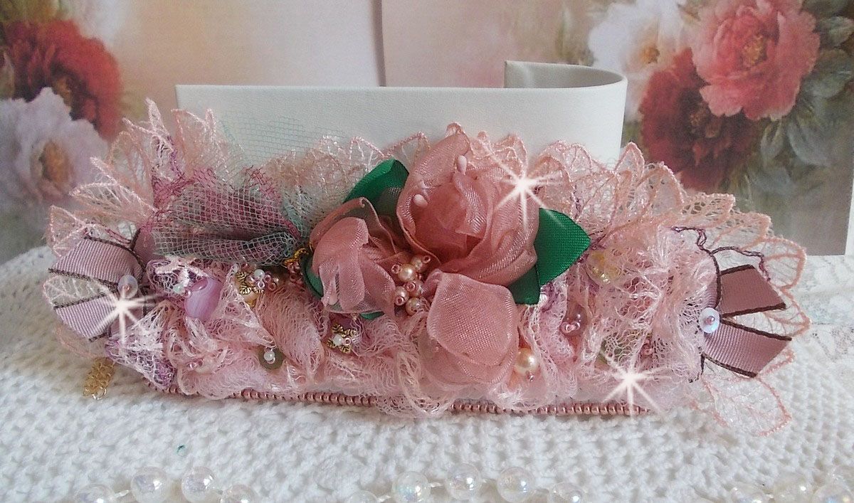 Douceur Poudrée-armband med fin rosa spets, Swarovski-kristaller, glaspärlor, fröpärlor och guldpläterade tillbehör.