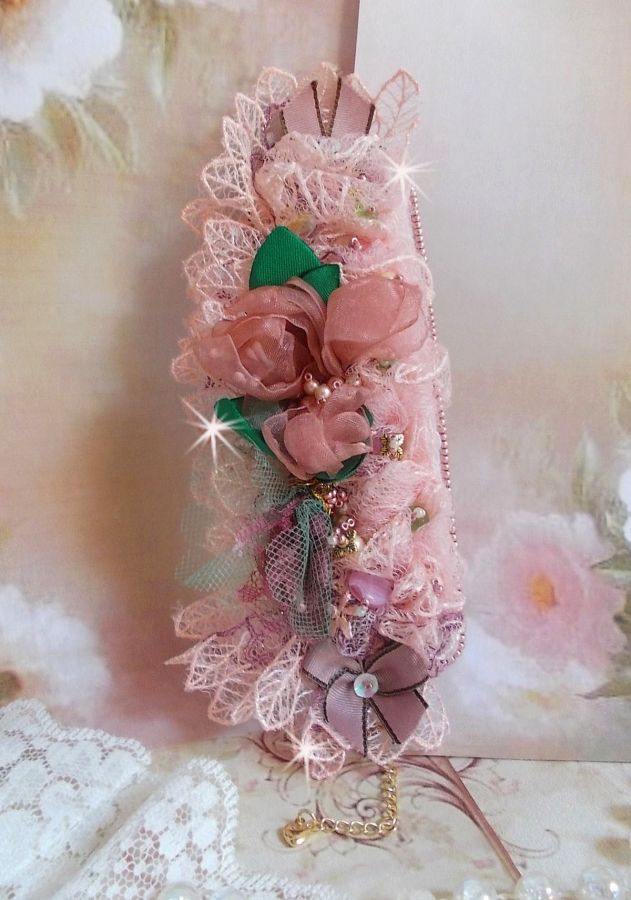 Douceur Poudrée-armband med fin rosa spets, Swarovski-kristaller, glaspärlor, fröpärlor och guldpläterade tillbehör.