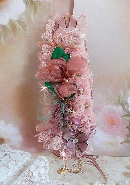 Douceur Poudr&eacute;e-armband med fin rosa spets, Swarovski-kristaller, glasp&auml;rlor, fr&ouml;p&auml;rlor och guldpl&auml;terade tillbeh&ouml;r.