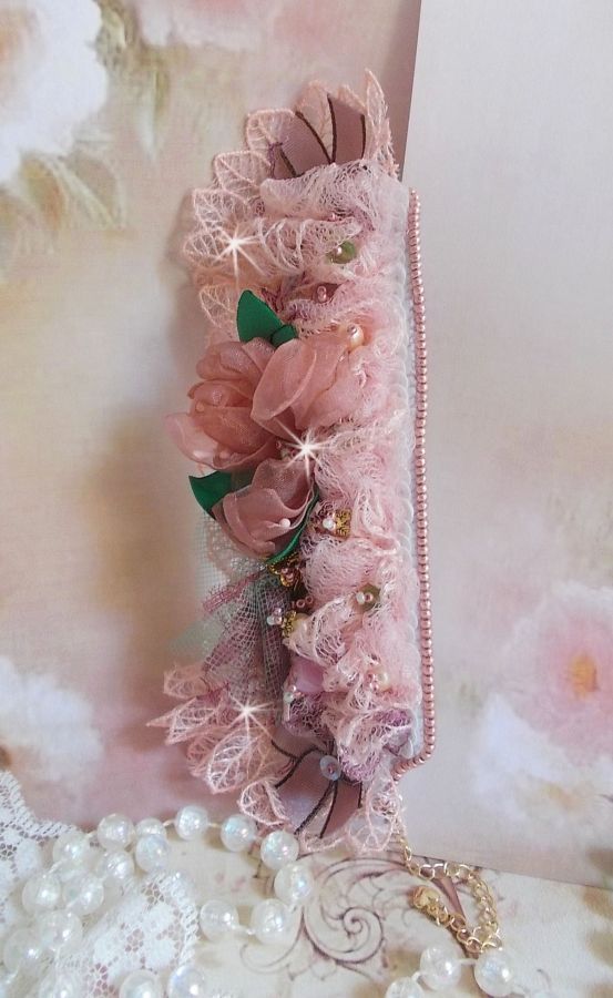 Douceur Poudrée-armband med fin rosa spets, Swarovski-kristaller, glaspärlor, fröpärlor och guldpläterade tillbehör.