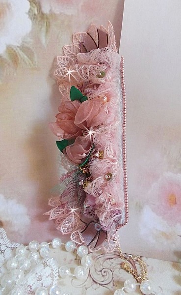 Douceur Poudr&eacute;e-armband med fin rosa spets, Swarovski-kristaller, glasp&auml;rlor, fr&ouml;p&auml;rlor och guldpl&auml;terade tillbeh&ouml;r.