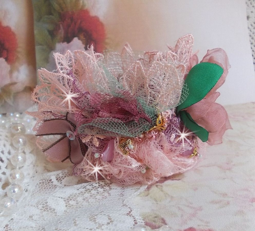 Douceur Poudrée-armband med fin rosa spets, Swarovski-kristaller, glaspärlor, fröpärlor och guldpläterade tillbehör.