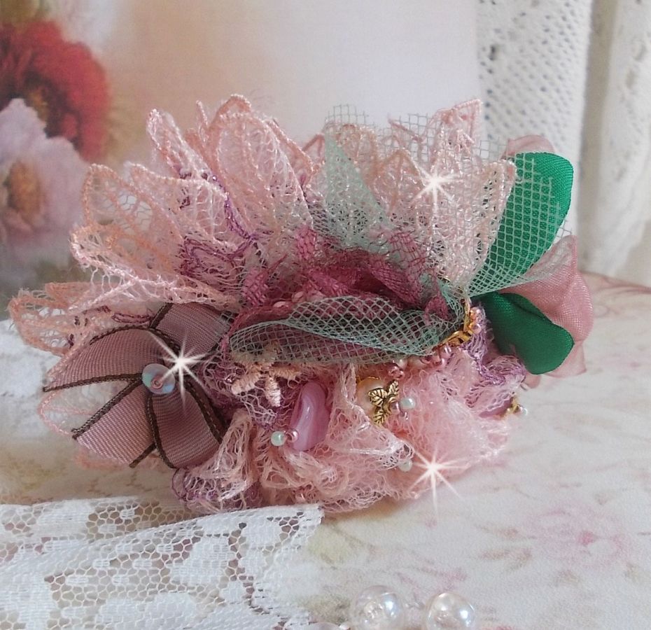 Douceur Poudrée-armband med fin rosa spets, Swarovski-kristaller, glaspärlor, fröpärlor och guldpläterade tillbehör.