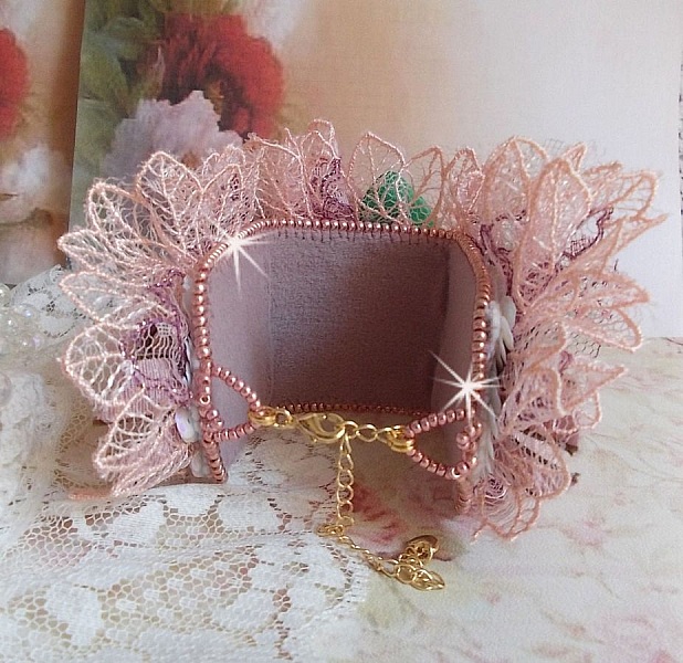Douceur Poudr&eacute;e-armband med fin rosa spets, Swarovski-kristaller, glasp&auml;rlor, fr&ouml;p&auml;rlor och guldpl&auml;terade tillbeh&ouml;r.