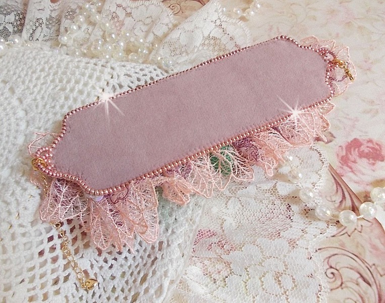 Douceur Poudr&eacute;e-armband med fin rosa spets, Swarovski-kristaller, glasp&auml;rlor, fr&ouml;p&auml;rlor och guldpl&auml;terade tillbeh&ouml;r.
