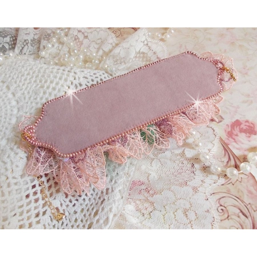 Douceur Poudrée-armband med fin rosa spets, Swarovski-kristaller, glaspärlor, fröpärlor och guldpläterade tillbehör.