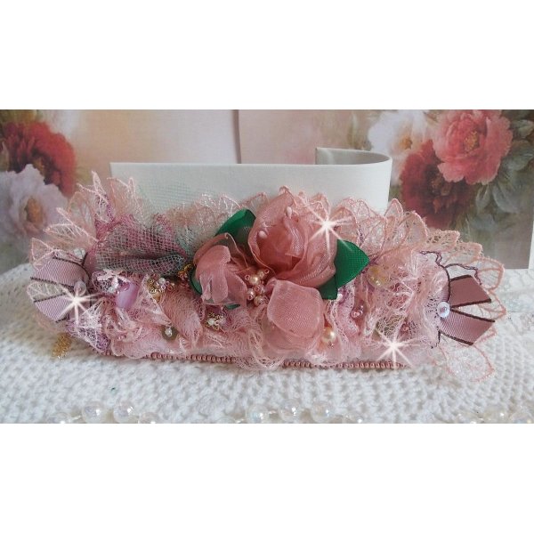 Douceur Poudrée-armband med fin rosa spets, Swarovski-kristaller, glaspärlor, fröpärlor och guldpläterade tillbehör.