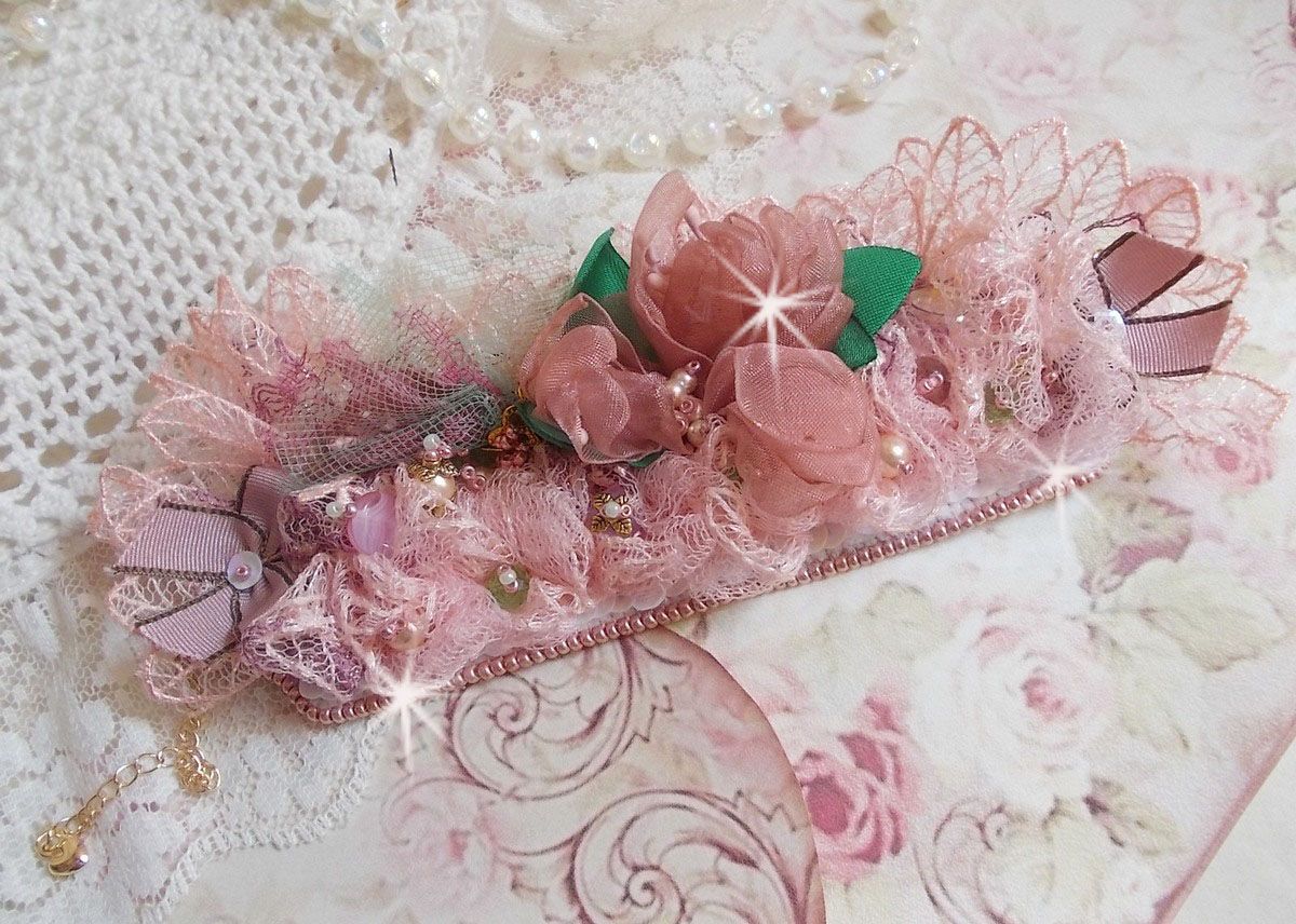 Douceur Poudrée-armband med fin rosa spets, Swarovski-kristaller, glaspärlor, fröpärlor och guldpläterade tillbehör.