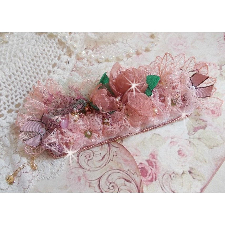 Douceur Poudrée-armband med fin rosa spets, Swarovski-kristaller, glaspärlor, fröpärlor och guldpläterade tillbehör.