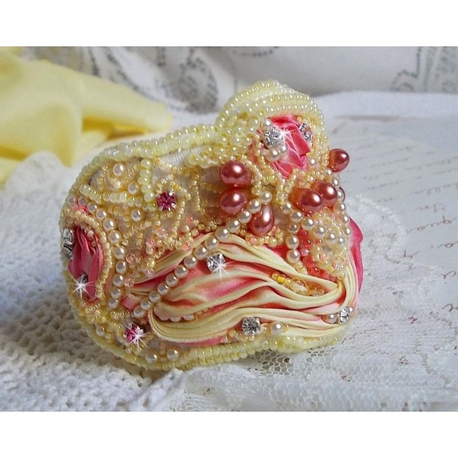 Les Délices de L'Eté manschettarmband Haute-Couture broderat med ett gult och rosa sidenband, runda pärlor, pärldroppar och pärlpärlor.