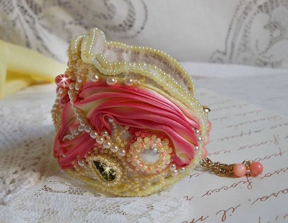 Les Délices de L'Eté manschettarmband Haute-Couture broderat med ett gult och rosa sidenband, runda pärlor, pärldroppar och pärlpärlor.