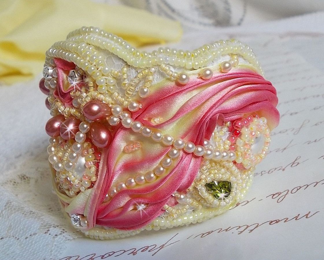 Les Délices de L'Eté manschettarmband Haute-Couture broderat med ett gult och rosa sidenband, runda pärlor, pärldroppar och pärlpärlor.
