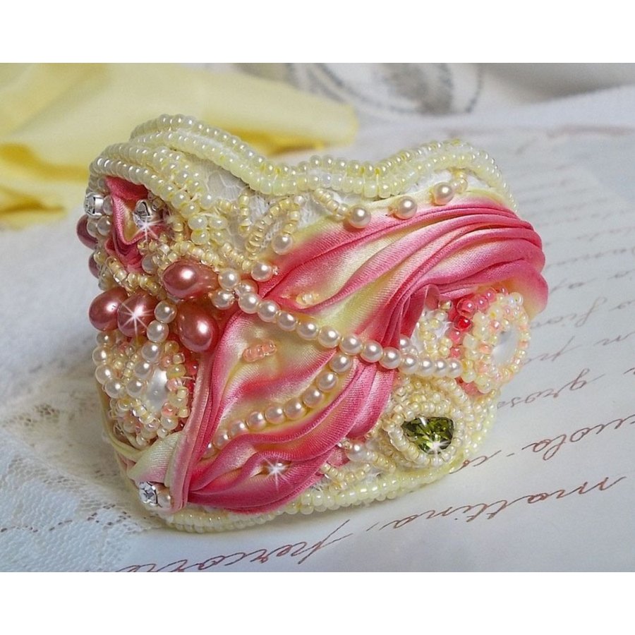 Les Délices de L'Eté manschettarmband Haute-Couture broderat med ett gult och rosa sidenband, runda pärlor, pärldroppar och pärlpärlor.