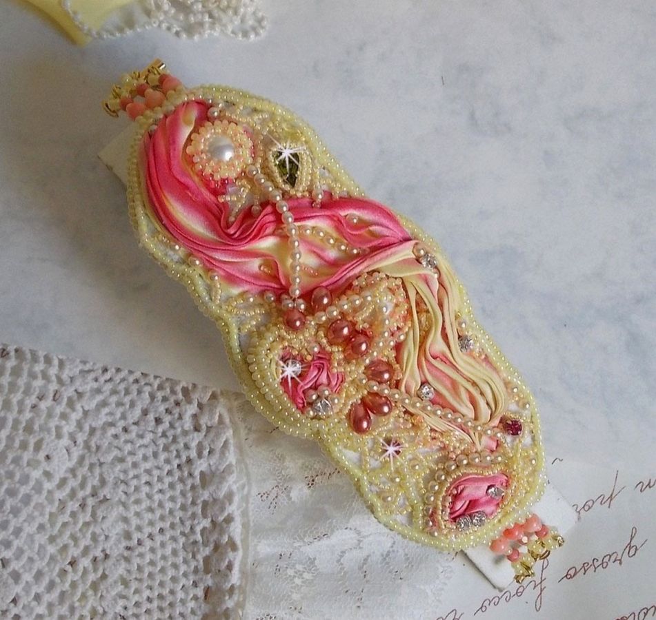 Les Délices de L'Eté manschettarmband Haute-Couture broderat med ett gult och rosa sidenband, runda pärlor, pärldroppar och pärlpärlor.