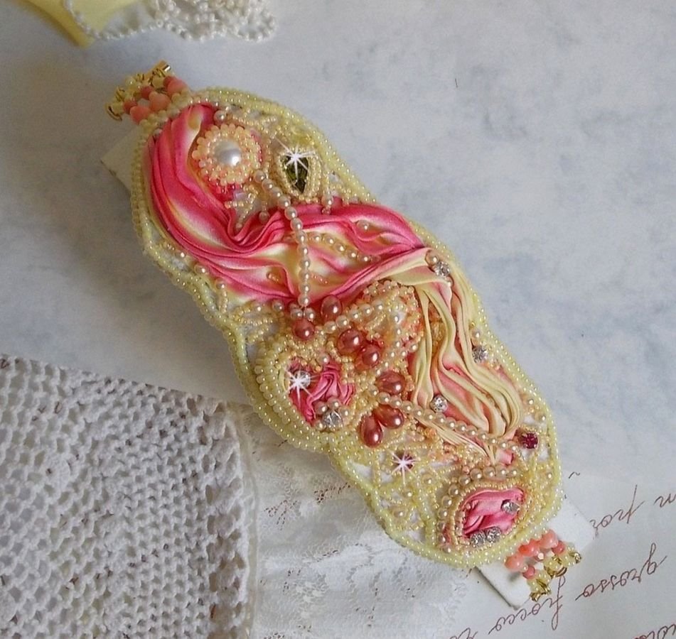 Les Délices de L'Eté manschettarmband Haute-Couture broderat med ett gult och rosa sidenband, runda pärlor, pärldroppar och pärlpärlor.