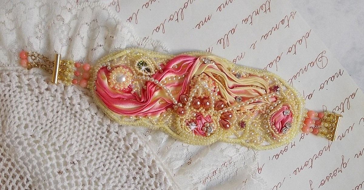 Les Délices de L'Eté manschettarmband Haute-Couture broderat med ett gult och rosa sidenband, runda pärlor, pärldroppar och pärlpärlor.