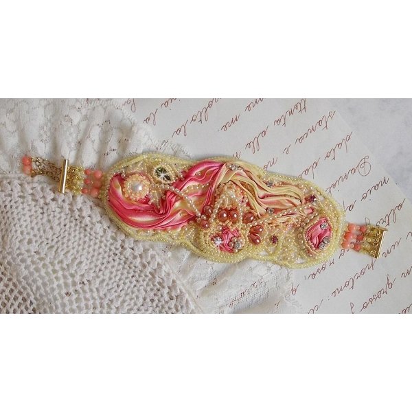 Les Délices de L'Eté manschettarmband Haute-Couture broderat med ett gult och rosa sidenband, runda pärlor, pärldroppar och pärlpärlor.