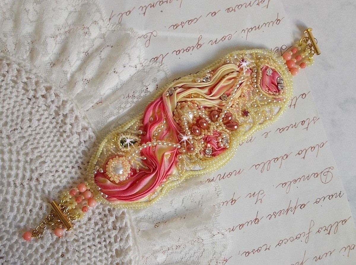 Les Délices de L'Eté manschettarmband Haute-Couture broderat med ett gult och rosa sidenband, runda pärlor, pärldroppar och pärlpärlor.