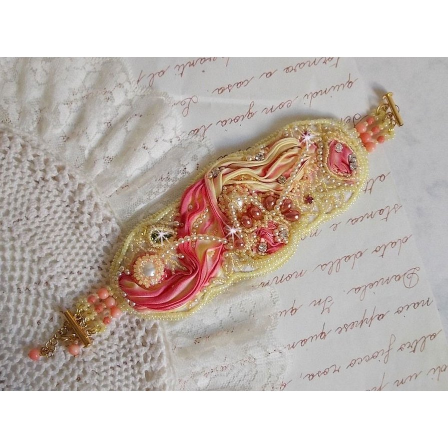 Les Délices de L'Eté manschettarmband Haute-Couture broderat med ett gult och rosa sidenband, runda pärlor, pärldroppar och pärlpärlor.