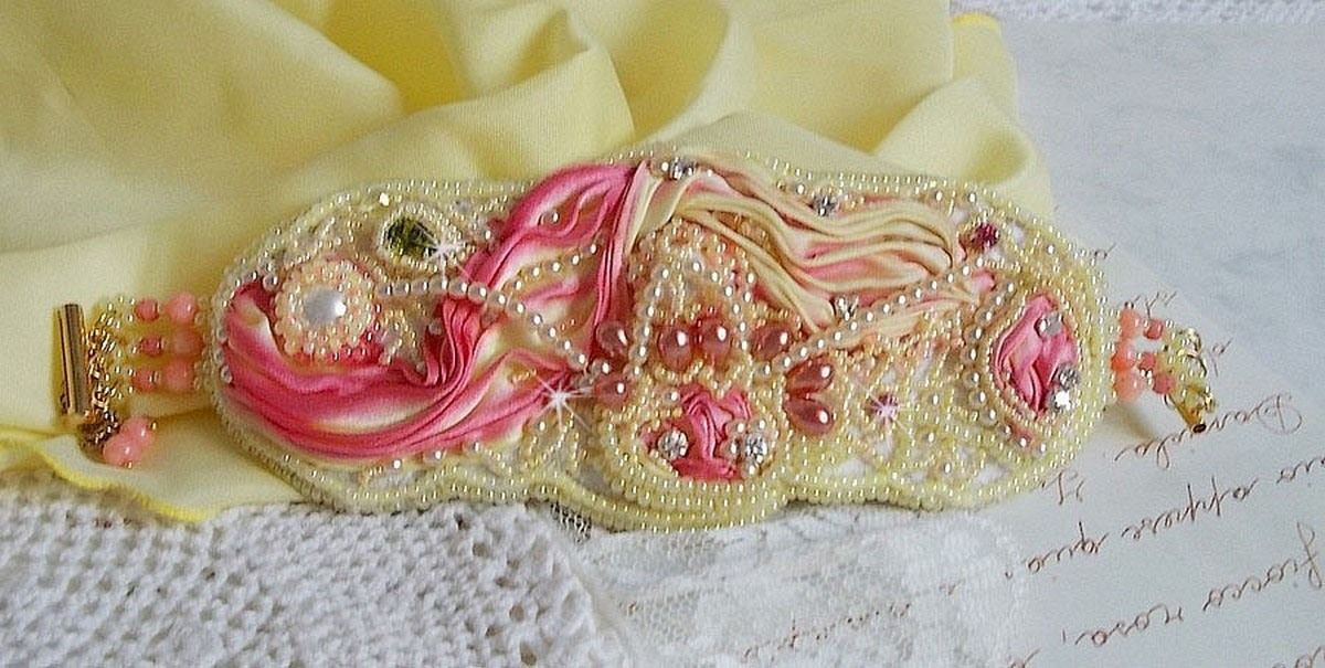Les Délices de L'Eté manschettarmband Haute-Couture broderat med ett gult och rosa sidenband, runda pärlor, pärldroppar och pärlpärlor.