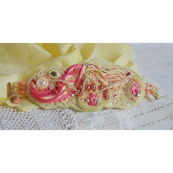 Les Délices de L'Eté manschettarmband Haute-Couture broderat med ett gult och rosa sidenband, runda pärlor, pärldroppar och pärlpärlor.