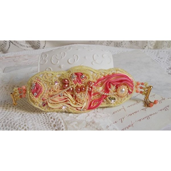 Les Délices de L'Eté manschettarmband Haute-Couture broderat med ett gult och rosa sidenband, runda pärlor, pärldroppar och pärlpärlor.