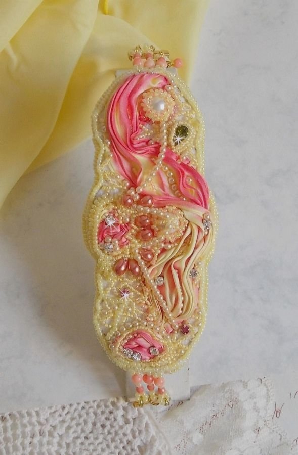 Les Délices de L'Eté manschettarmband Haute-Couture broderat med ett gult och rosa sidenband, runda pärlor, pärldroppar och pärlpärlor.