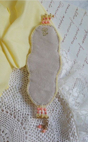 Les D&eacute;lices de L'Et&eacute; manschettarmband Haute-Couture broderat med ett gult och rosa sidenband, runda p&auml;rlor, p&auml;rldroppar och p&auml;rlp&auml;rlor.