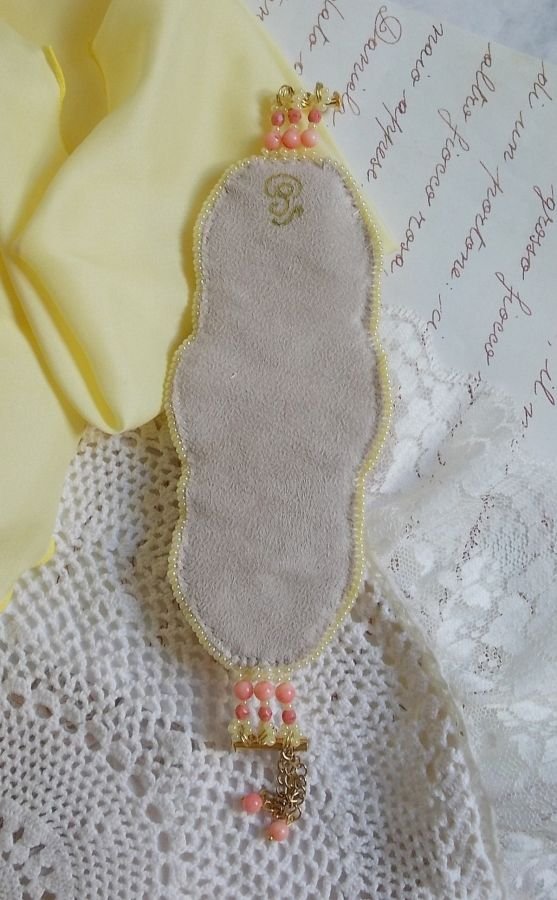 Les Délices de L'Eté manschettarmband Haute-Couture broderat med ett gult och rosa sidenband, runda pärlor, pärldroppar och pärlpärlor.