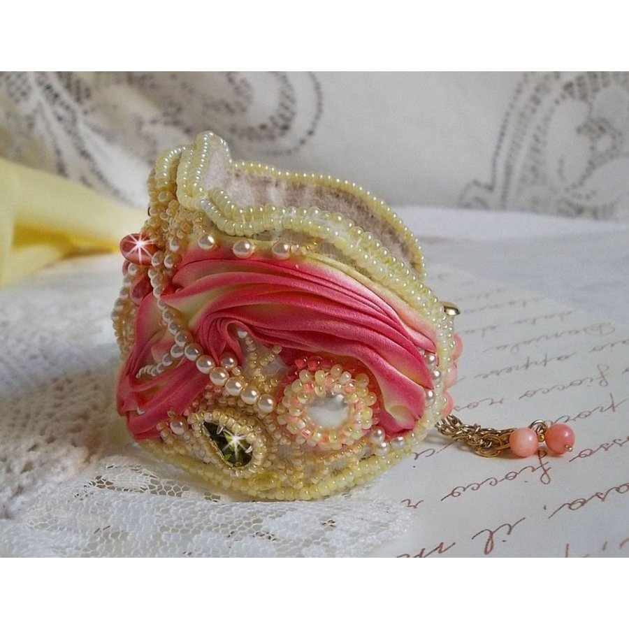 Les Délices de L'Eté manschettarmband Haute-Couture broderat med ett gult och rosa sidenband, runda pärlor, pärldroppar och pärlpärlor.