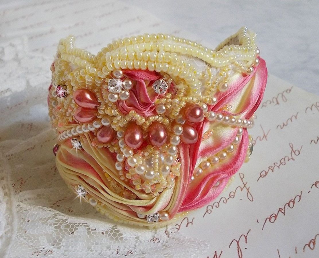 Les Délices de L'Eté manschettarmband Haute-Couture broderat med ett gult och rosa sidenband, runda pärlor, pärldroppar och pärlpärlor.