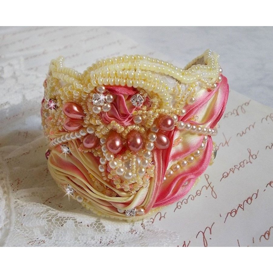 Les Délices de L'Eté manschettarmband Haute-Couture broderat med ett gult och rosa sidenband, runda pärlor, pärldroppar och pärlpärlor.