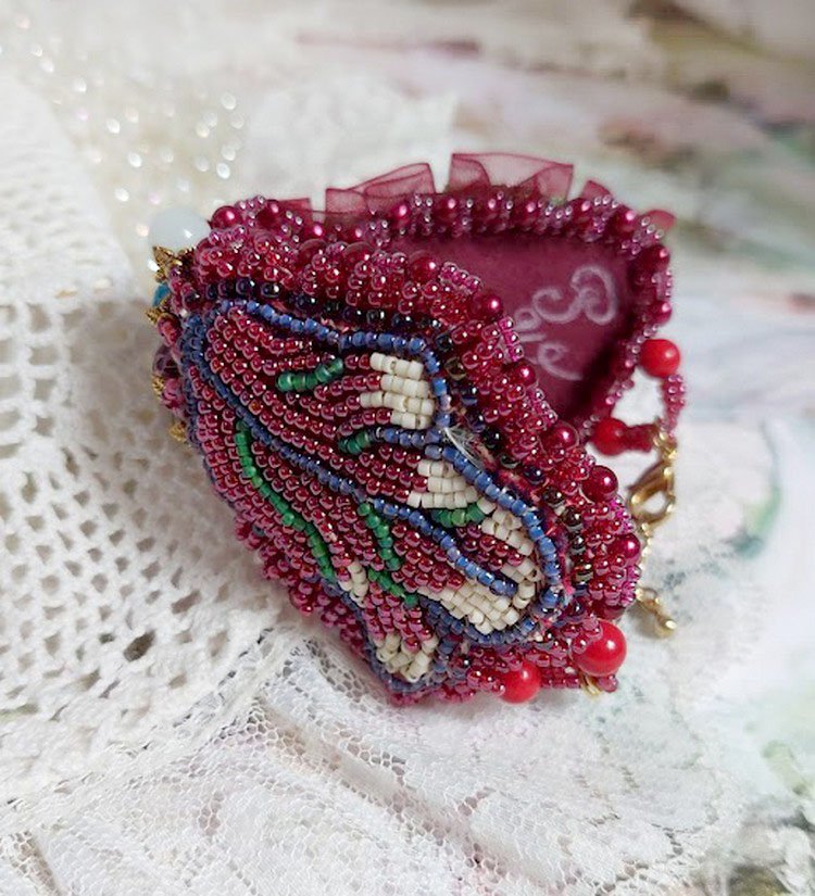 Förtrollande höst armband broderat med Swarovski kristaller, runda pärlemor hartspärlor, spetsar och fröpärlor.
