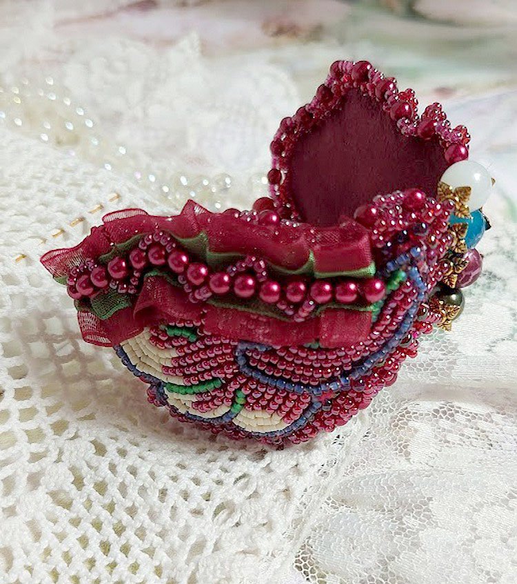 Förtrollande höst armband broderat med Swarovski kristaller, runda pärlemor hartspärlor, spetsar och fröpärlor.