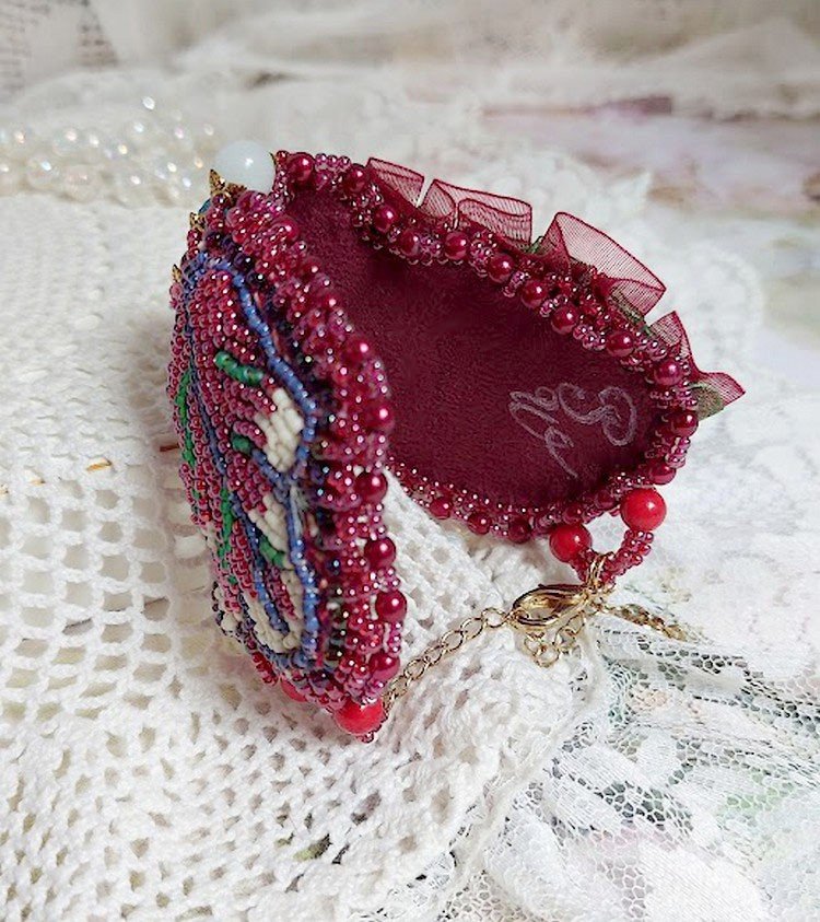 Förtrollande höst armband broderat med Swarovski kristaller, runda pärlemor hartspärlor, spetsar och fröpärlor.