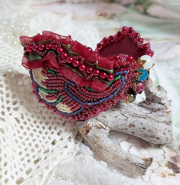 Förtrollande höst armband broderat med Swarovski kristaller, runda pärlemor hartspärlor, spetsar och fröpärlor.
