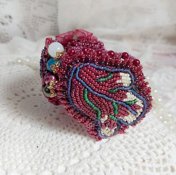 Förtrollande höst armband broderat med Swarovski kristaller, runda pärlemor hartspärlor, spetsar och fröpärlor.