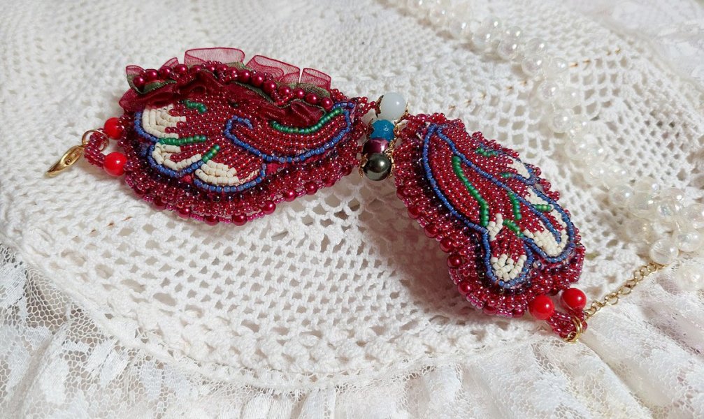 Förtrollande höst armband broderat med Swarovski kristaller, runda pärlemor hartspärlor, spetsar och fröpärlor.