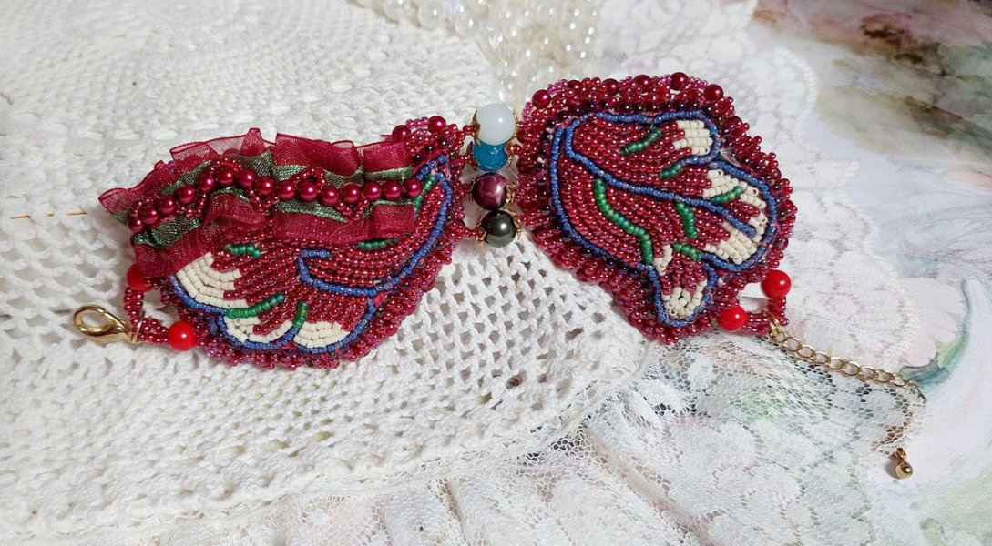 Förtrollande höst armband broderat med Swarovski kristaller, runda pärlemor hartspärlor, spetsar och fröpärlor.