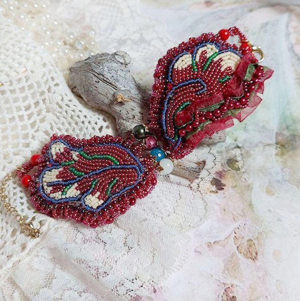 Förtrollande höst armband broderat med Swarovski kristaller, runda pärlemor hartspärlor, spetsar och fröpärlor.