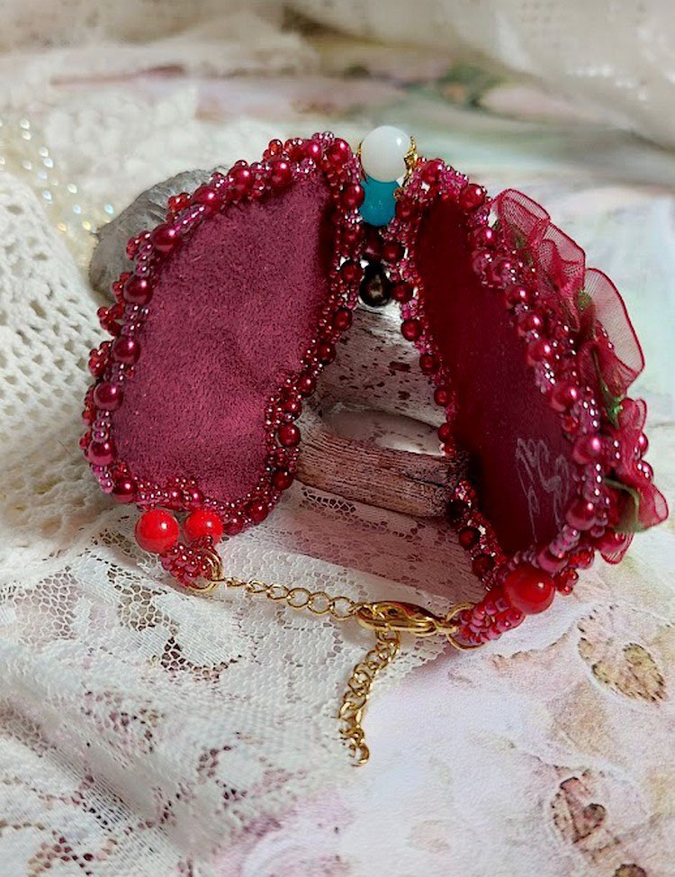 Förtrollande höst armband broderat med Swarovski kristaller, runda pärlemor hartspärlor, spetsar och fröpärlor.